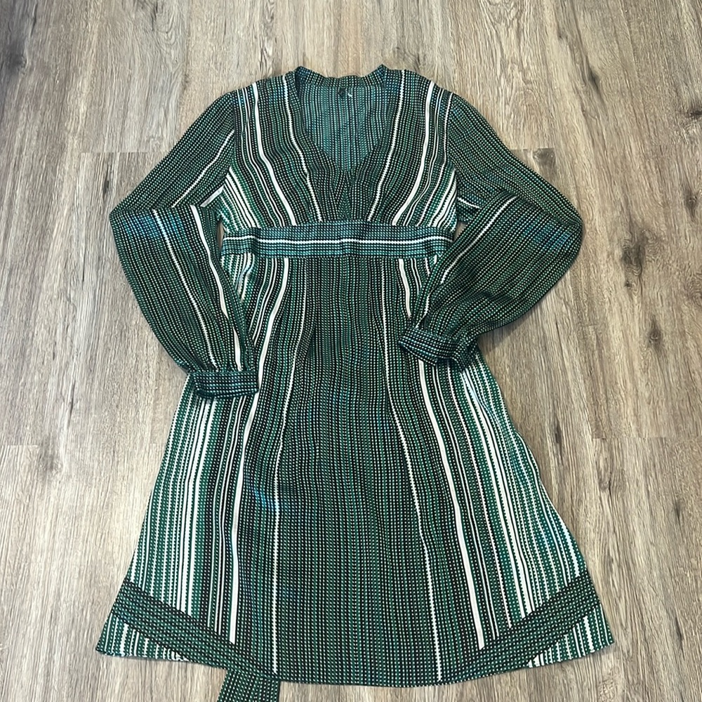 Tahari Women's Green Silk V-Neck Empire Waist Tie Back Dress Size 4